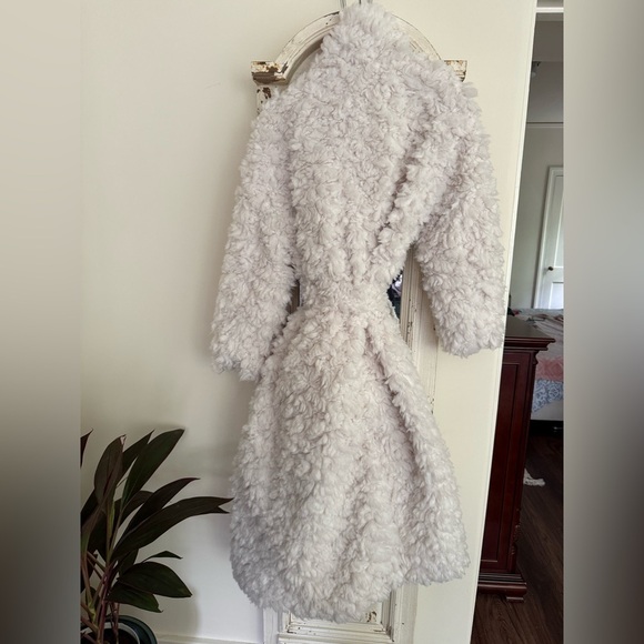 NWT Glamorous Ivory Faux Fur Jacket Size Medium - Picture 10 of 10